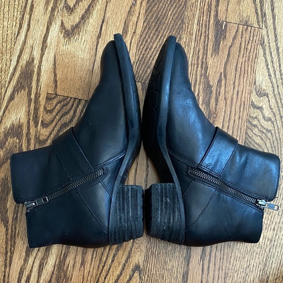 Black leather Born ankle boots, size 7.5. Excellent, barely worn condition. - Picture 9 of 12